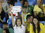 Protesto durante jogo da Olímpiada no Engenhão, no Rio. Foto: Leo Correa/AP